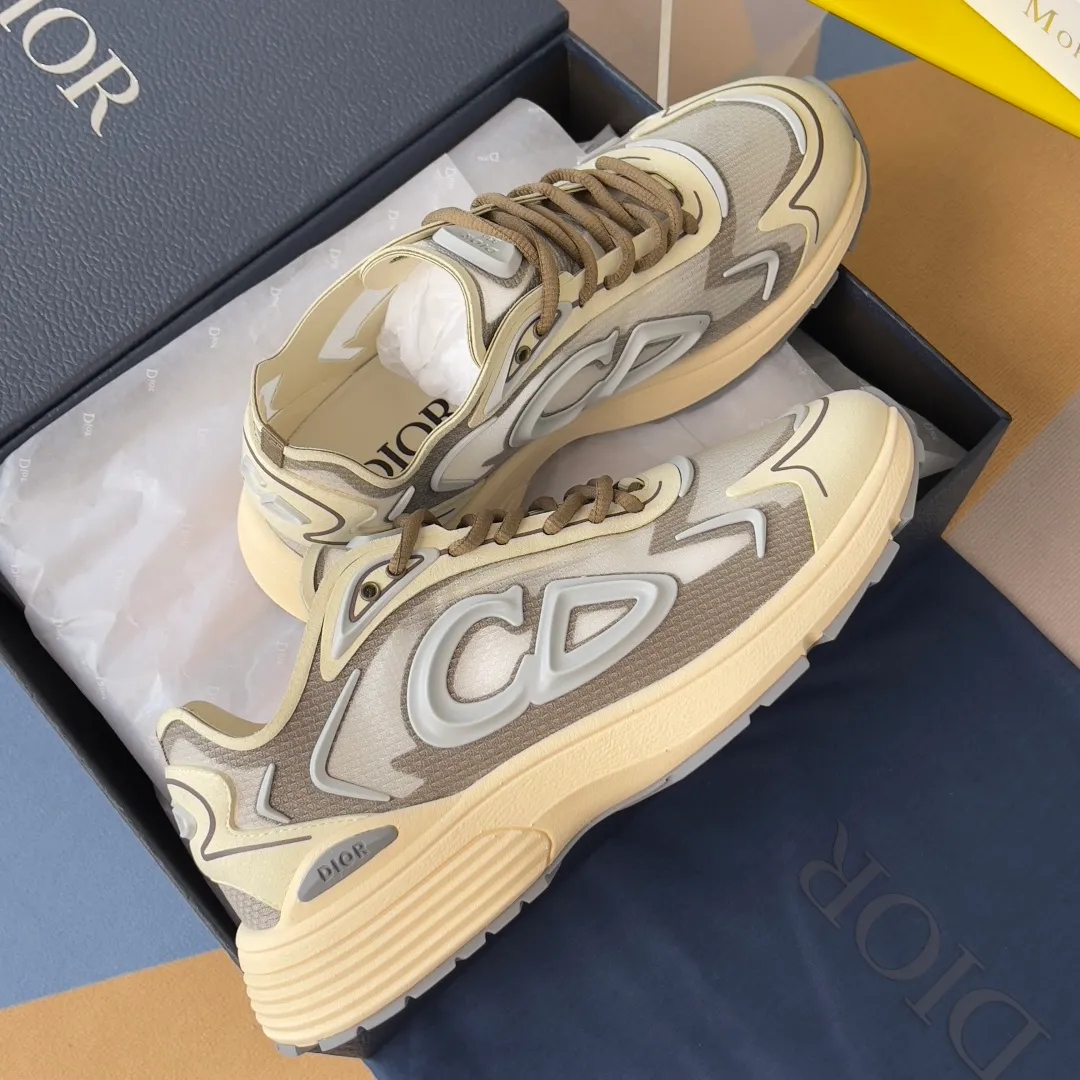 [DIOR] P: 560💰 Men's 39-44 (customized at 45.46) Dior Dior B30 series Countdown technology sneakers casual dad shoes This B30 Countdown technology sneaker is a new product in the 2026 spring men's wear series. The sports silhouette combines high-end logos and technological performance, making it unique. Lightweight and comfortable, it's inspired by modern running and crafted from materials like white and gray N30 nylon, a breathable technical fabric with multiple layers of translucence. Decorated with navy blue injection molded rubber panels and a graphic reinterpretation of the CD30 logo to enhance the style. Rubber Dior B30 and CD30 logos on the tongue and backside. The textured-effect sole is made from elastic rubber and foam and features classic details for ideal comfort. Can be matched with sportswear and casual outfits to create a sophisticated look. Exquisite packaging at the delivery counter 🛍📦 ▪️Fabric: original customized technical fabric + mesh ▪️Inner lining: customized breathable lining ▪️Outsole: original molded IP foam + TPU outsole ▪️Insole thickness: 3.5CM